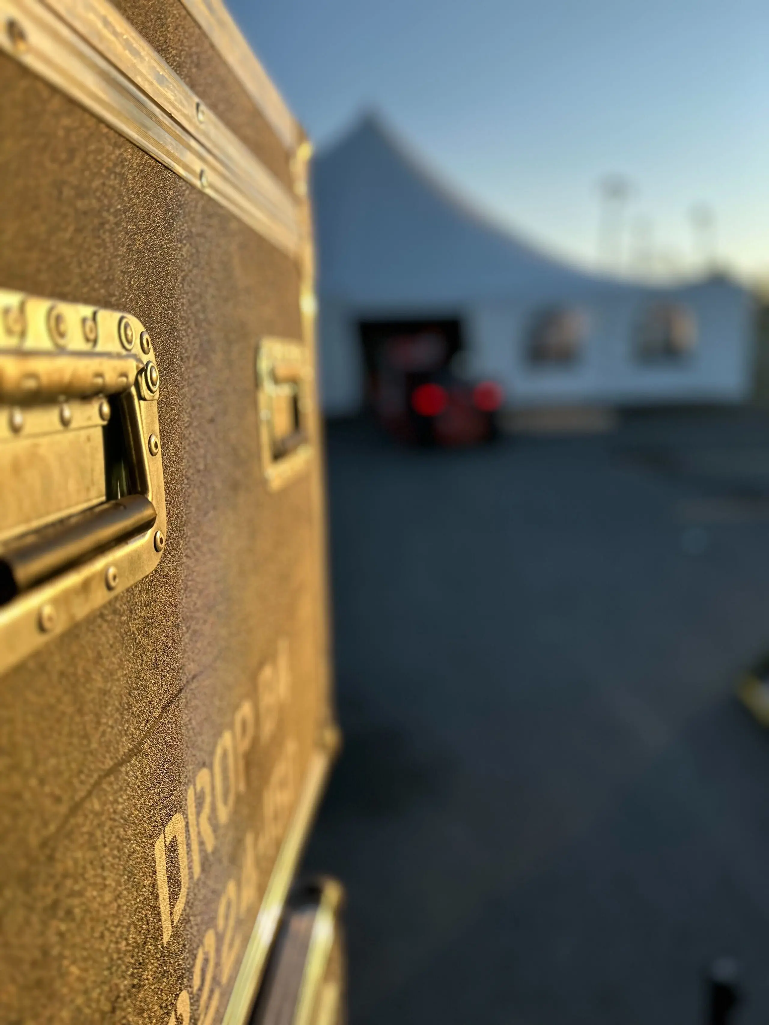 Gros plan sur une boîte.